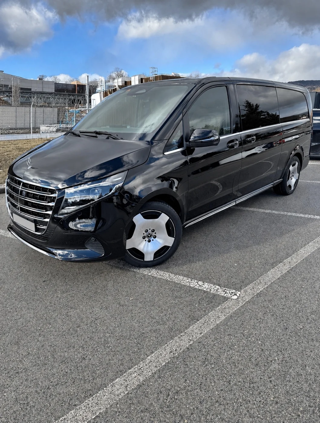 Van Mercedes noir vu de trois quarts