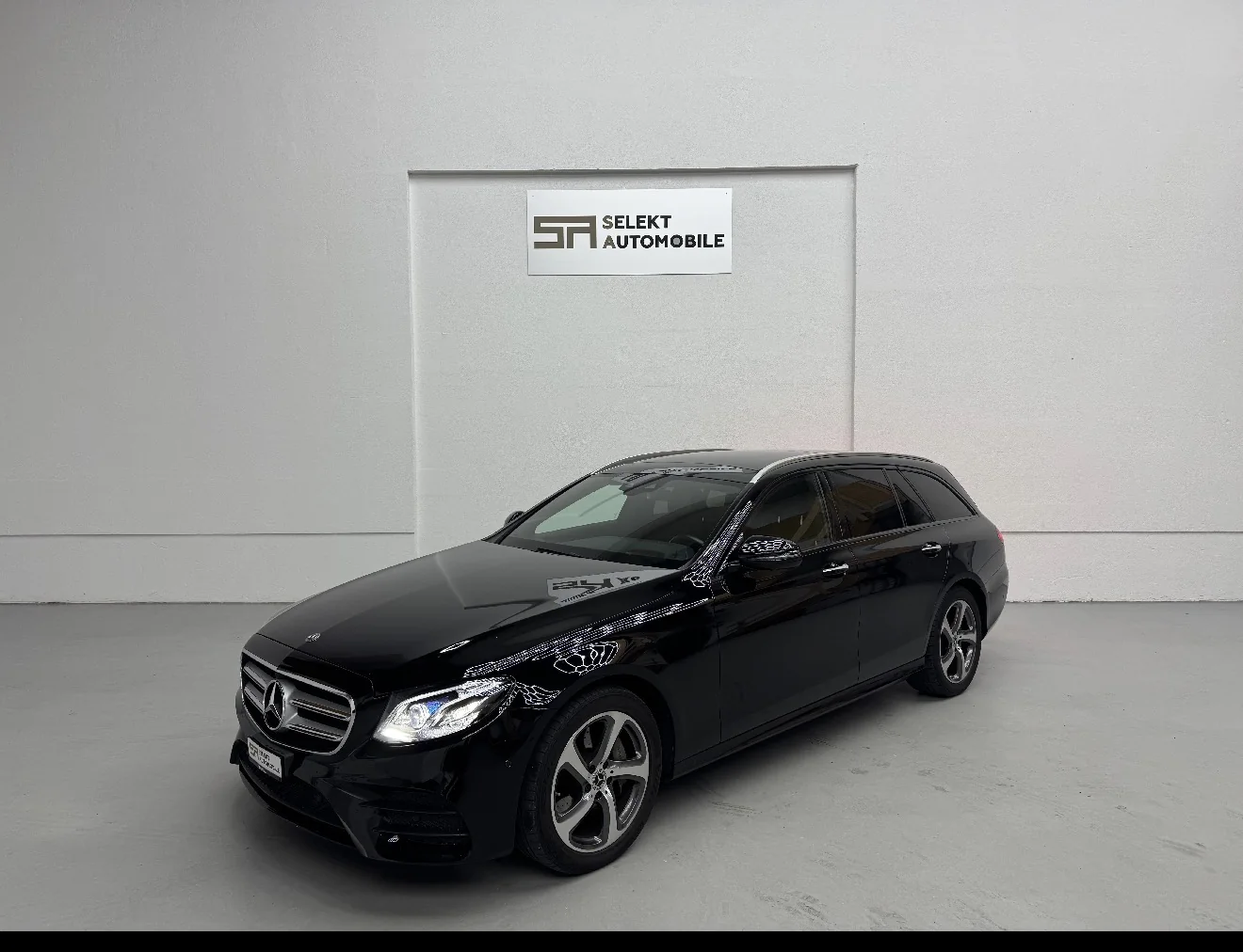 Break Mercedes noir vu de trois quarts