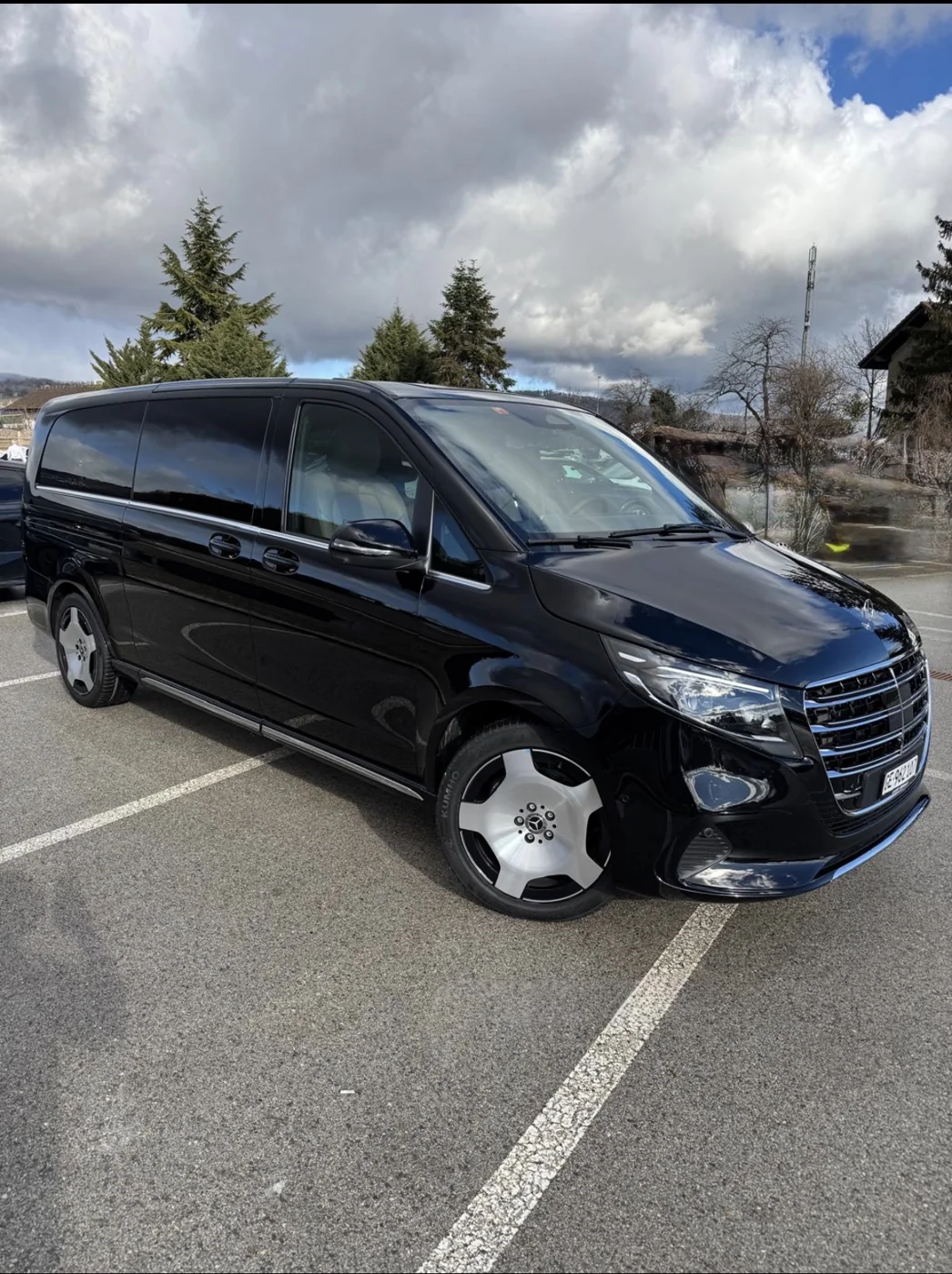 Minibus noir vu de côté