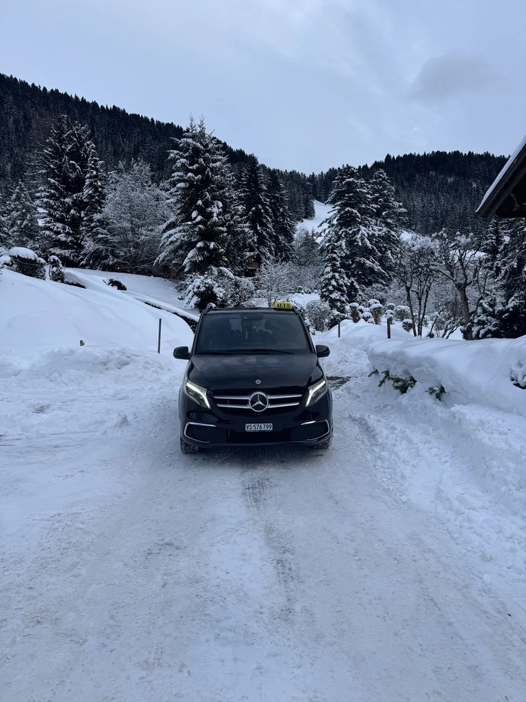 Véhicule Mountain Taxi au cœur d’un paysage de montagne enneigé