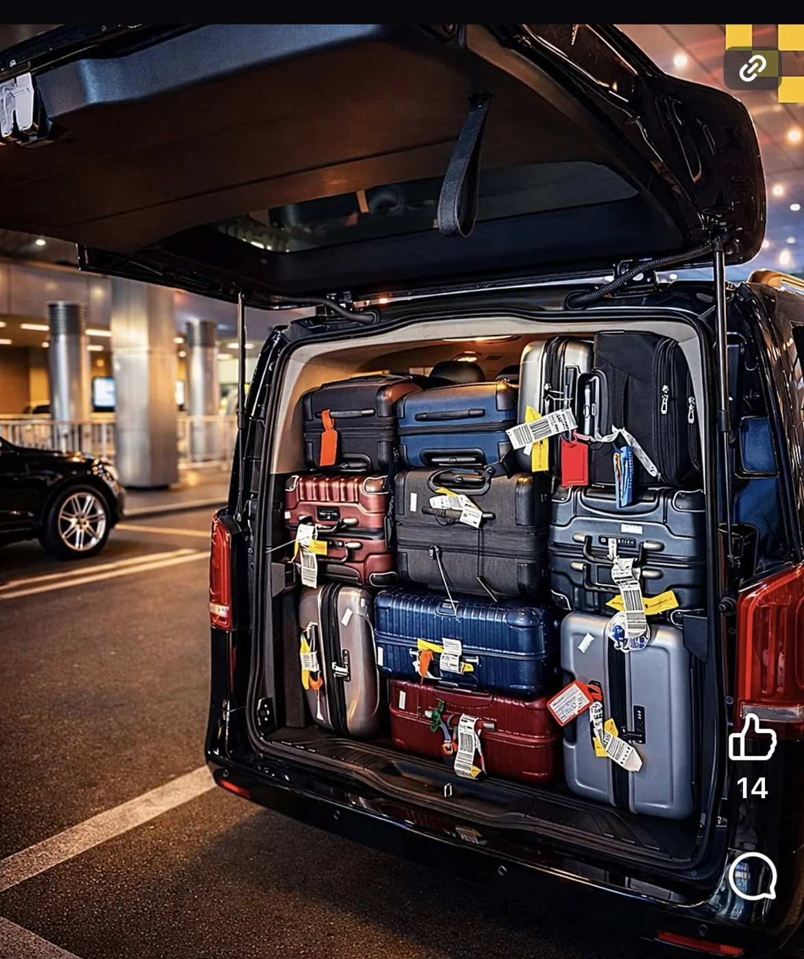 Coffre ouvert avec des valises et un coffre de toit